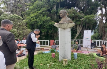 El Embajador Abhishek Singh rindio homenaje a Gandhiji en la Plaza Gandhi en Merida. Tambien se organizo una sesion de Yoga en la Plaza, en la que el Embajador se dirigio a los entusiastas del Yoga sobre las actividades de Yoga realizadas por la Embajada.